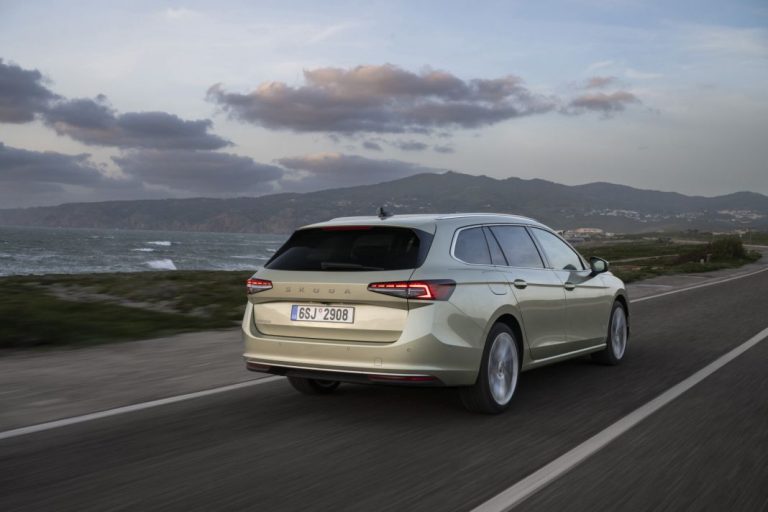 Rivales del Skoda Superb Combi 2024: Estos son los auténticos anti-SUV que deberías comprar