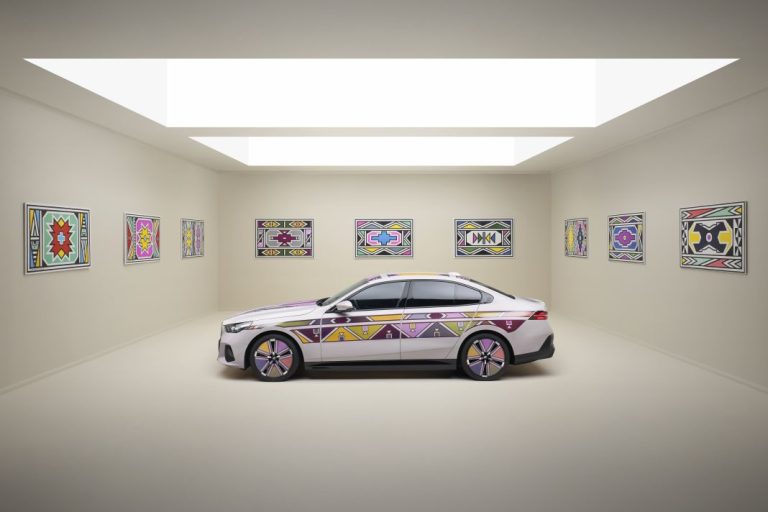 El BMW i5 reinterpreta el 525i art car de Esther Mahlangu con una carrocería que cambia de color