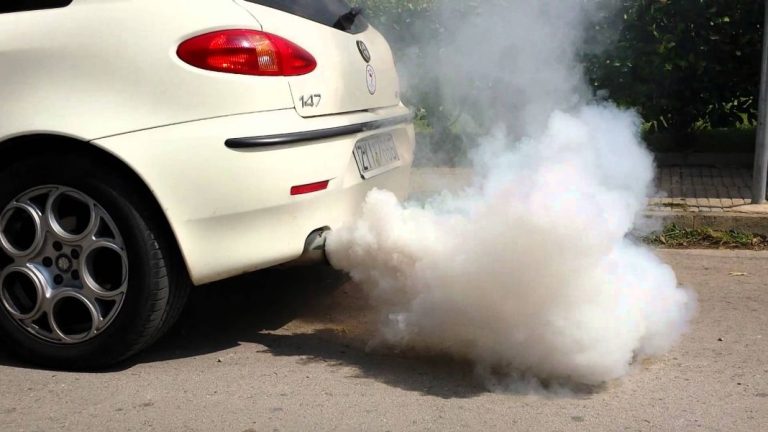 ¿Qué le pasa a mi coche si sale mucho humo blanco por el tubo de escape?
