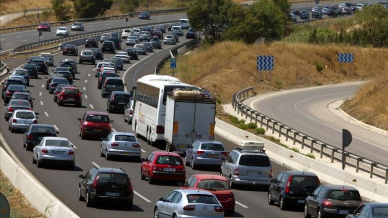 Operación salida: Cómo practicar una conducción eficiente si viajas con un coche híbrido, híbrido enchufable o eléctrico