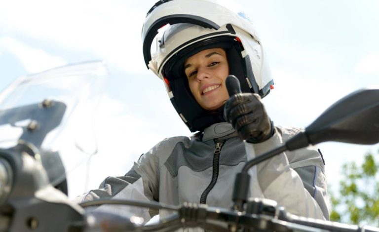 El lenguaje de signos que todo motorista conoce