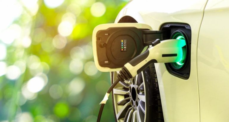 Tips de la OCU para comprar coche eléctrico de segunda mano