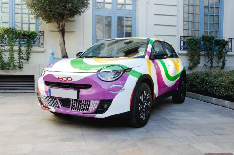 El Fiat 600 más original lleva la firma de dEmo, creador de las esculturas de osos de gominola