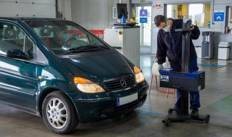 Esto es lo que puedes hacer para circular con tu coche si tiene la ITV caducada y que no te multen