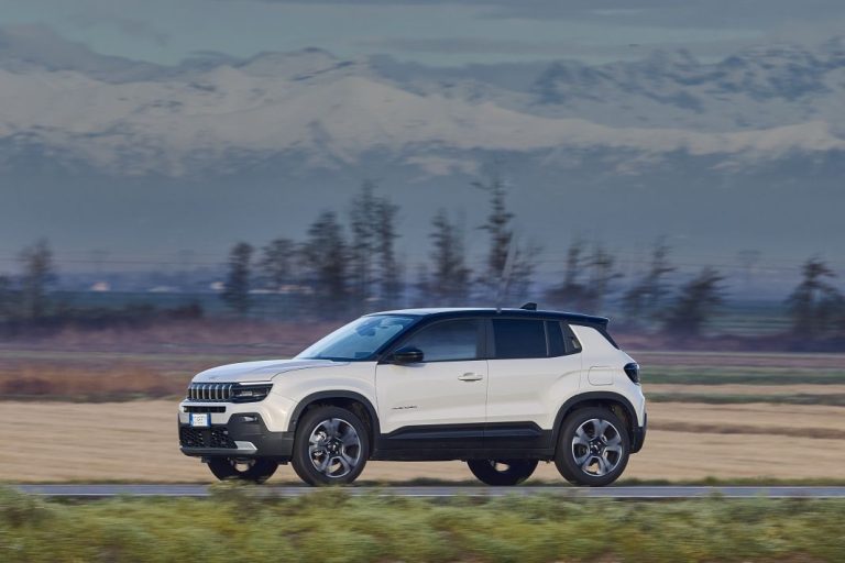 Primera prueba del Jeep Avenger e-Hybrid: ¿La mejor versión de la gama?