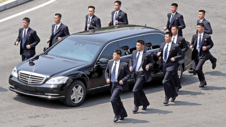 Así es como entraron por la puerta de atrás en la casa de Kim Jong Un sus limusinas blindadas