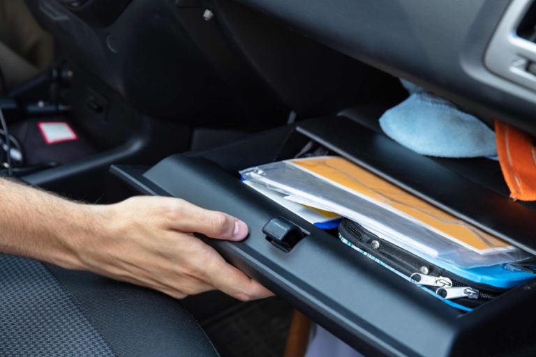 Si vas a viajar en Semana Santa, no olvides llevar en el coche estos 5 elementos