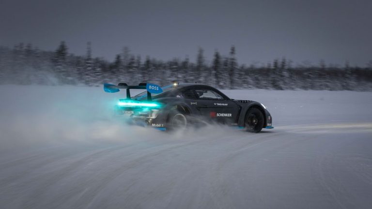 El Porsche 718 Cayman GT4 ePerformance se exhibe, ahora, en la nieve