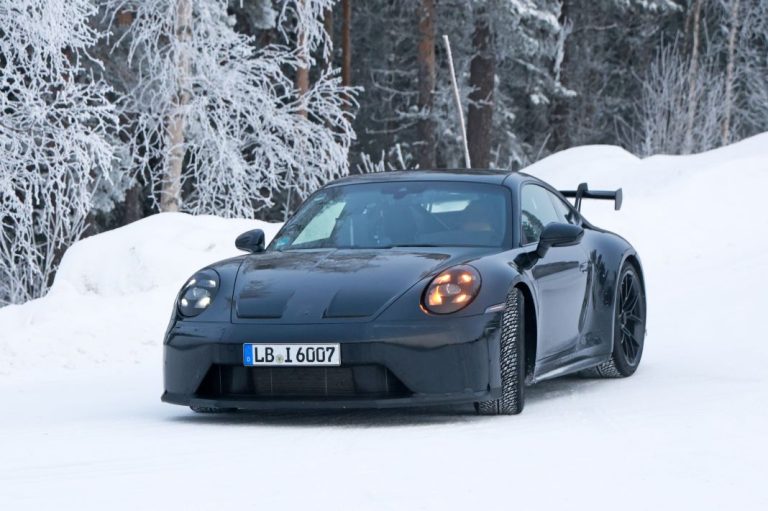 Fotografiado el Porsche 911 GT3 2025 durante las pruebas invernales