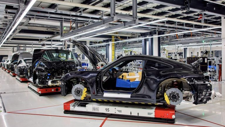 Porsche automatiza la planta de Zuffenhausen para aumentar un 20 % su eficiencia