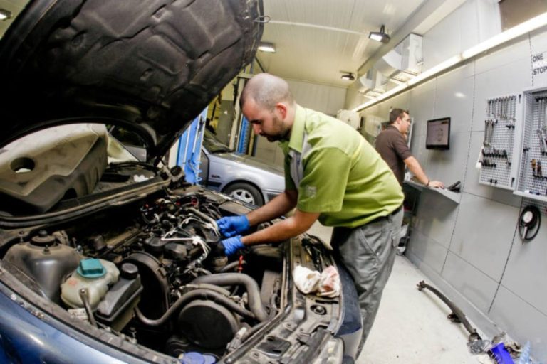 Los coches viejos pasan menos por el taller que los más nuevos. Paradoja