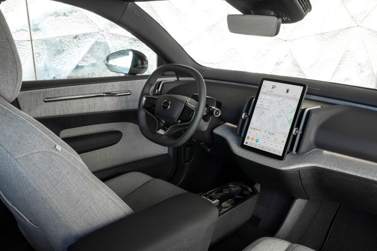Volvo EX30 con V2L: la actualización OTA que convierte el coche en batería externa para neveras y portátiles