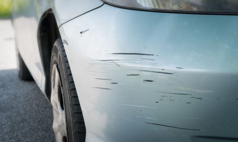 ¿Cómo puedo dar un parte al seguro si no se quién me ha dado el golpe en el coche?