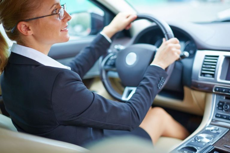 La multa que te va a poner la DGT si te pilla maquillándote mientras conduces