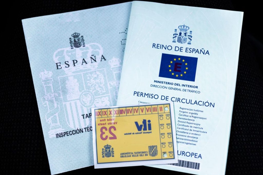 V-16, triángulos, chaleco, extintor, rueda de repuesto, documentación… La Guardia Civil aclara todo lo que estás obligado a llevar en tu coche 1 Motor16 documentacion del coche permiso de circulacion scaled 1 Motor16