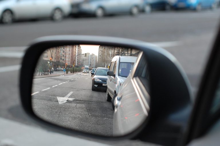 ¿Eres de plegar los retrovisores del coche? Esta es la razón por la que jamás debes hacerlo