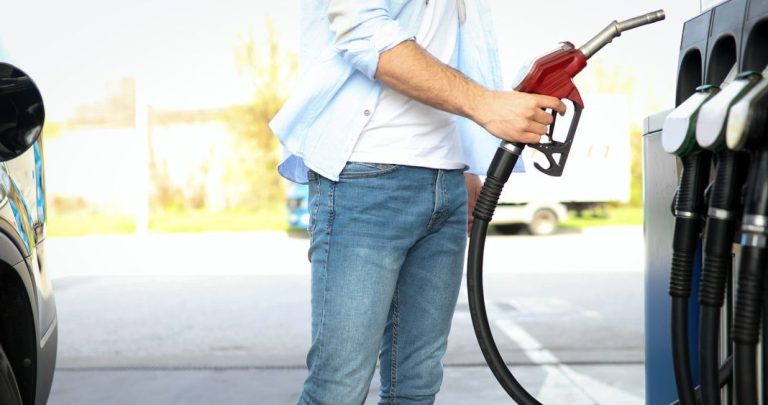 El diésel ya cuesta como la gasolina, pero aquí se vende a solo 1,03 euros el litro