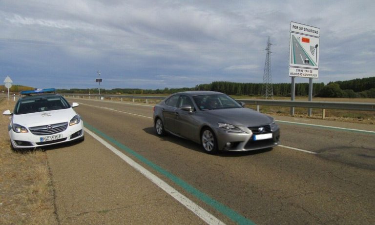 Así son las líneas verdes que vemos en algunas carreteras y que han causado furor fuera de nuestras fronteras