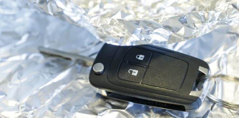 El motivo para llevar las llaves de tu coche envueltas en papel de aluminio