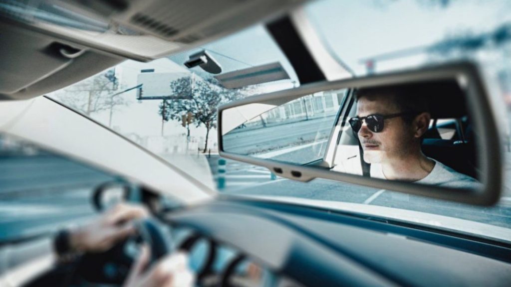 Los cinco malos hábitos que debes desterrar al volante: conducirás más seguro y tendrás menos multas 5 Motor16 ooop Motor16