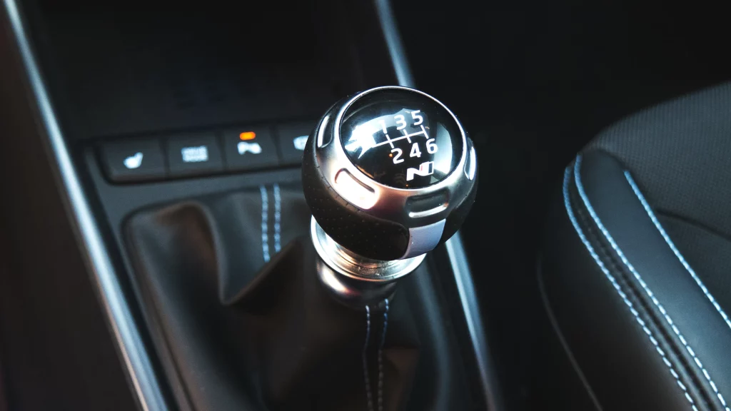 ¿Buscas un regalo original para tu coche? Este accesorio para la palanca de cambios de Amazon es genial y cuesta menos de 4 euros 2 Motor16 palanca de cambios