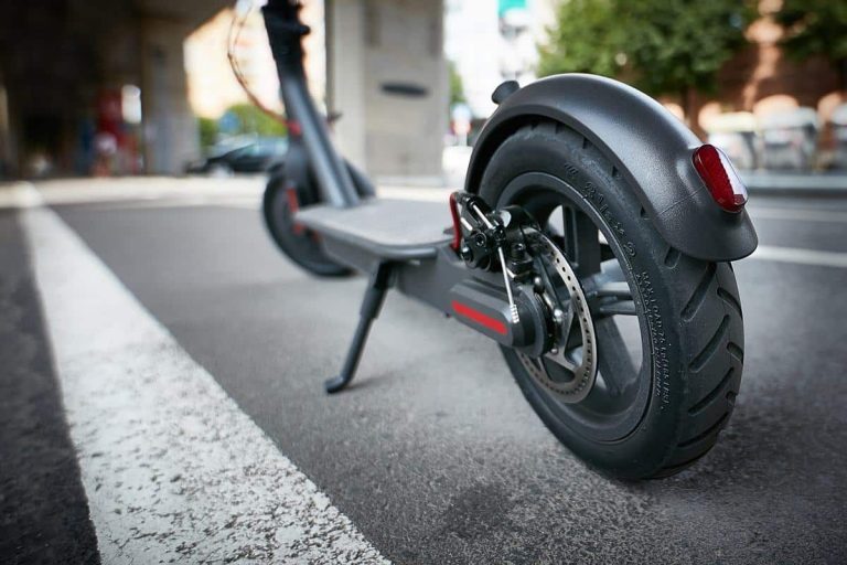 Al conductor de este patinete eléctrico solo le falta dar largas para adelantar coches en la autopista