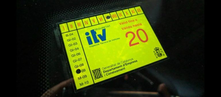 La DGT pone fecha de caducidad a la pegatina de la ITV