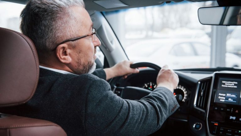 La forma que la DGT tiene de especificar si tienes que conducir con gafas o lentillas