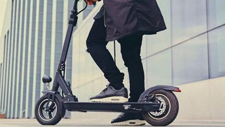 Nueva normativa y formación extra: La DGT vuelve a apretar a quienes se mueven en patinete eléctrico