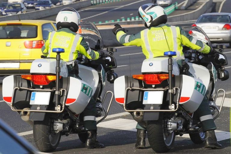Roja, verde o amarilla: El significado que tienen las banderas que puede mostrarte la Guardia Civil de Tráfico