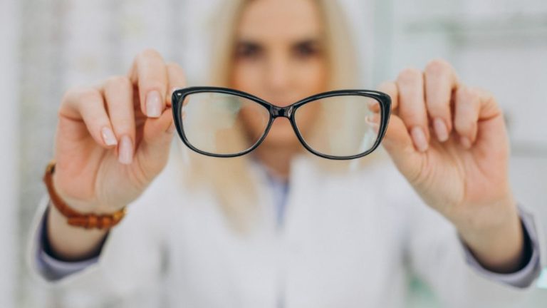 Ni un oftalmólogo, ni la DGT: Estas son las gafas que jamás usarían para conducir. Y tu mejor tampoco lo hagas