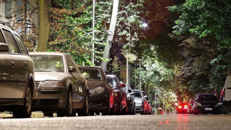 Aparcar en dirección contraria: ¿Te puede multar la DGT por ello?