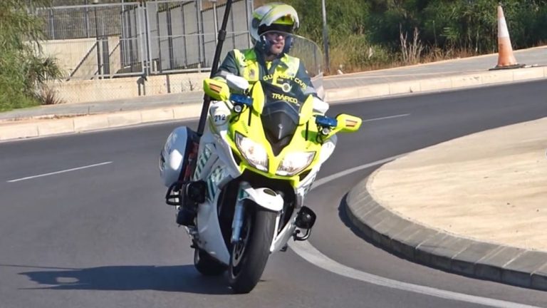 La función ‘top secret’ que estrenan los nuevos chalecos de los motoristas de la Guardia Civil de Tráfico