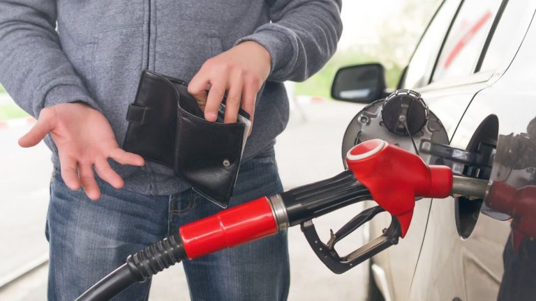 Si te vas de Semana Santa, este es el buscador definitivo para ahorrar al llenar tu coche