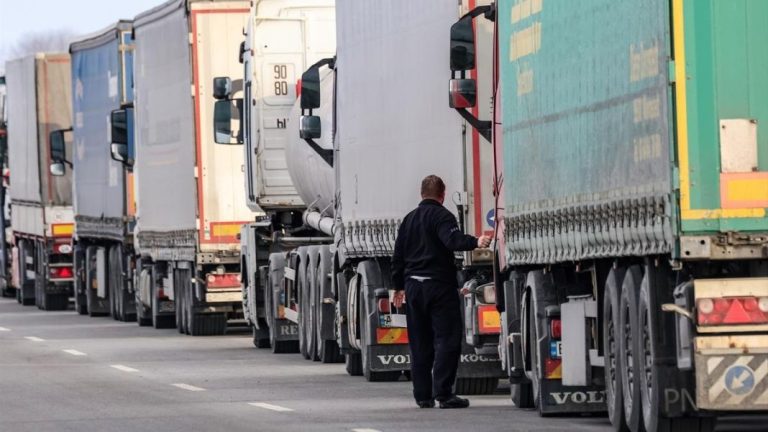 La DGT pone en el punto de mira a Pedro Sánchez: Unos camioneros tienen la culpa