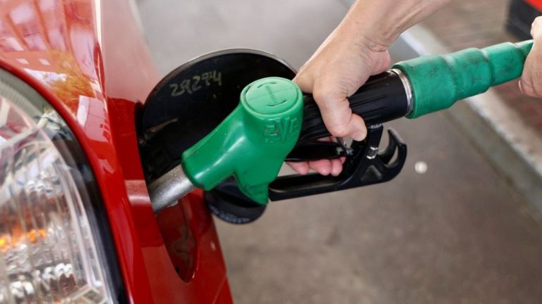 La OCU te ayuda a ahorrar en tus vacaciones de Semana Santa: Aquí tienes que echar gasolina