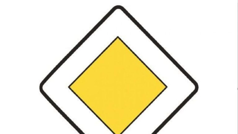 La DGT te vuelve a explicar el significado de la ‘señal del huevo frito’