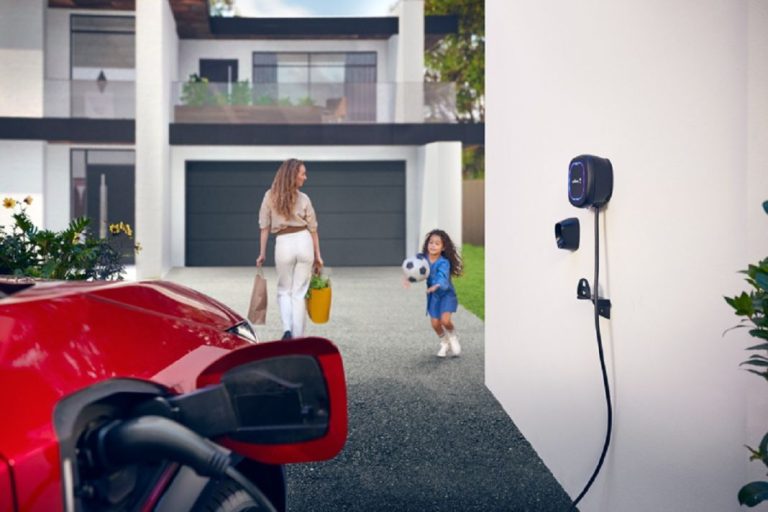 ¿Tienes un coche eléctrico o híbrido enchufable? Con este truco te ahorras un 20% en recargas