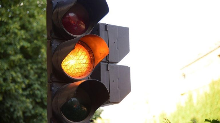 3 tips para reaccionar ante un semáforo en ámbar