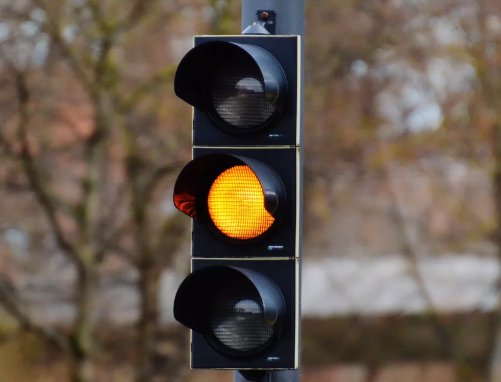 Manuel (38), profesor de autoescuela: "Esto es lo único que tienes que hacer cuando el semáforo está en ámbar" 1 Motor16 semáforo en ámbar