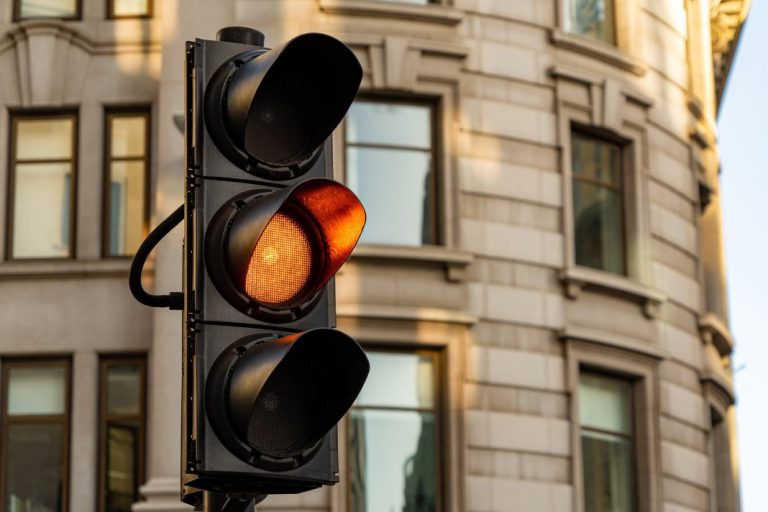 ¿Acelerar o frenar? La decisión que debes tomar ante un semáforo en ámbar