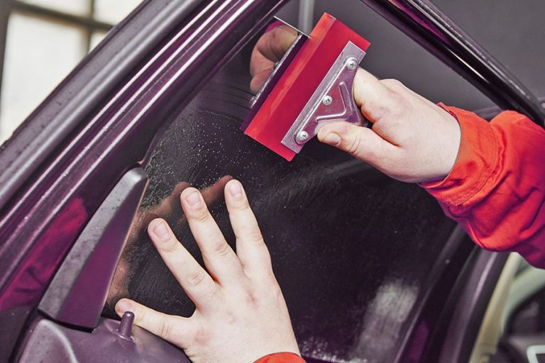 La manera perfecta para tintar los cristales de tu coche en tu propia casa