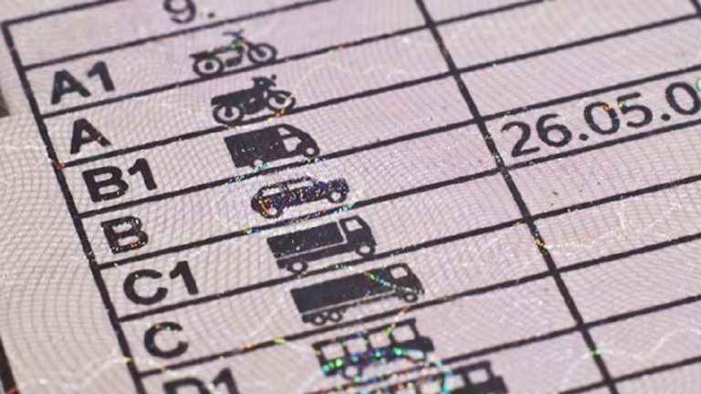 El significado del ‘código 78’ que aparece en tu carnet de conducir y por el que no podrás conducir un Ferrari o un Lamborghini modernos