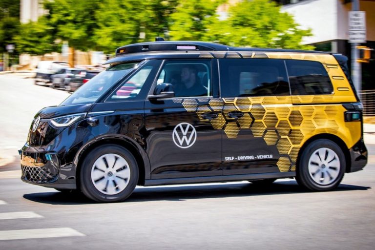 El Volkswagen ID.Buzz de conducción autónoma nivel 4 para 2026 en  servicios de movilidad y distribución