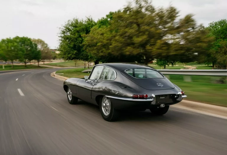 Este bello Jaguar E-Type funciona a pilas
