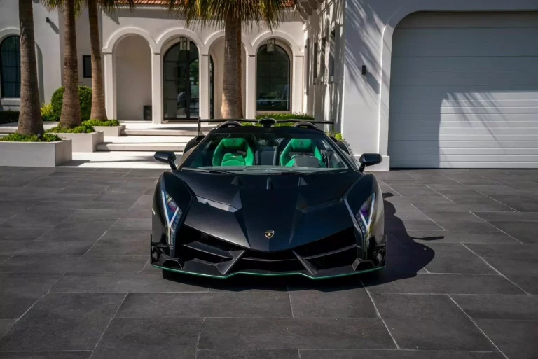 Este Lamborghini Veneno Roadster busca hogar por un ojo de la cara