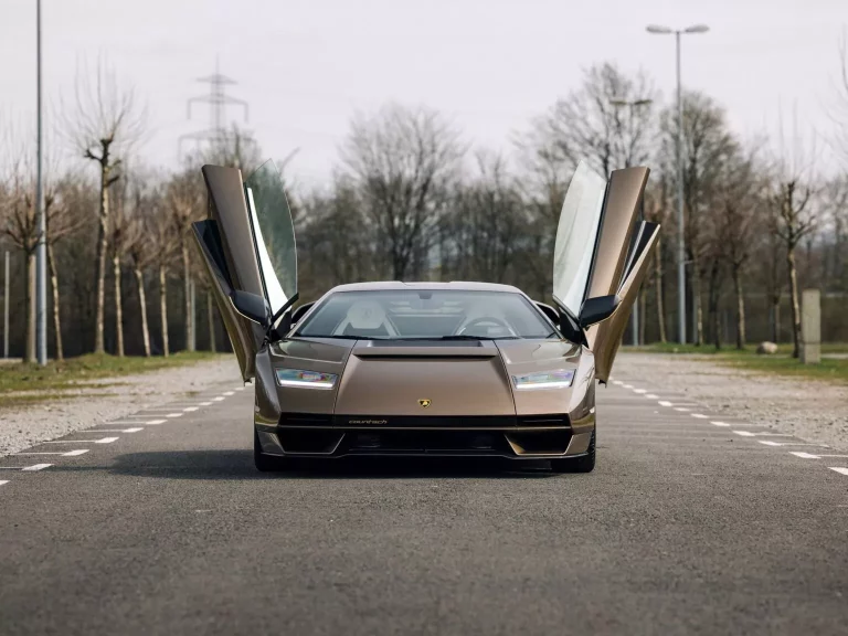 1 de los 112 Lamborghini Countach LPI 800-4 busca un nuevo hogar