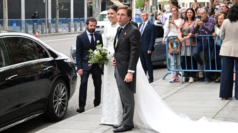 Así era el flamante coche en el que viajaron José Luis Martínez-Almeida y Teresa Urquijo tras su boda