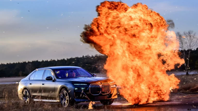 BMW te enseña a conducir sus coches acorazados como si fueras un especialista de cine