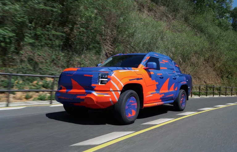 El primer pick-up eléctrico de BYD se pasea con esta colorida decoración